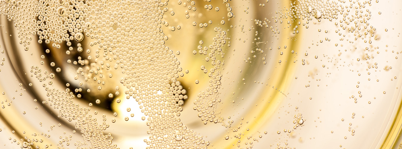 nærbilde av vin med bobler.
